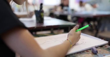 Kalem ve resim çizen kişi