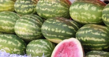 Piyasada bir sürü sulu karpuz var.