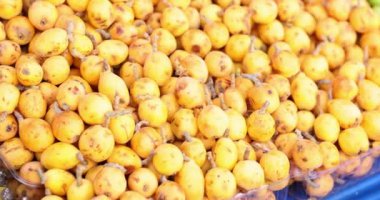 Markette bir sürü olgun, sarı armut var.