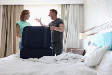 Karı koca birbirlerine bağırıp tartışıyorlar, eşyaları bavula dolduruyorlar, çiftler kavga ediyor.