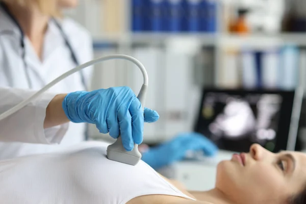 医師は、女性の胸超音波を作ります,豊胸手術前の治療,クリニックでの完全な検査 — ストック写真