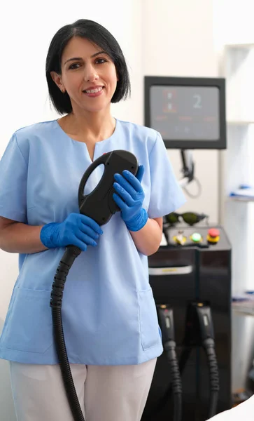 Portrait of beautician with machine for laser hair removal in beauty salon — Zdjęcie stockowe