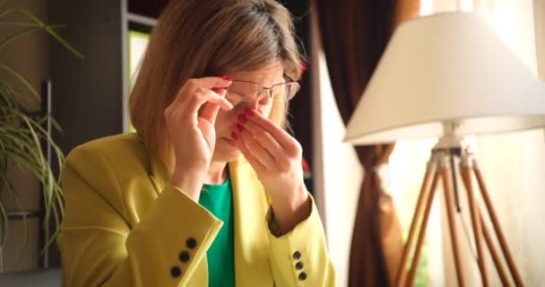 Cansada mujer de negocios levantando sus gafas y masajeando sus sienes 4k película — Vídeos de Stock