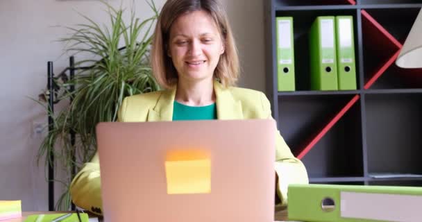 Businesswoman in green suit opening laptop and starting working day 4k movie — ストック動画