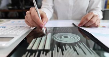 Business consultant business intelligence KPI data processing