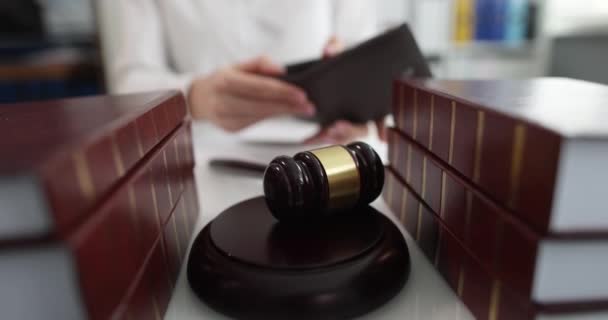 Bankruptcy judgment and empty wallet. Debt collection through courts — Vídeo de Stock