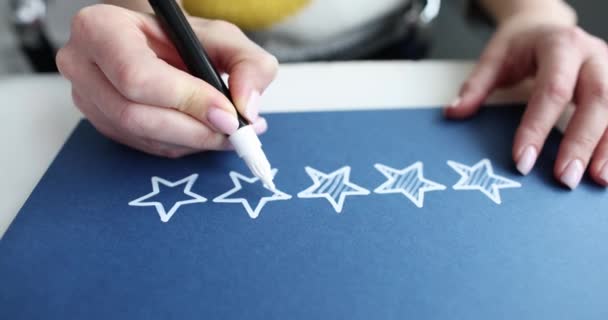 Person draws stars on review and feedback — Αρχείο Βίντεο