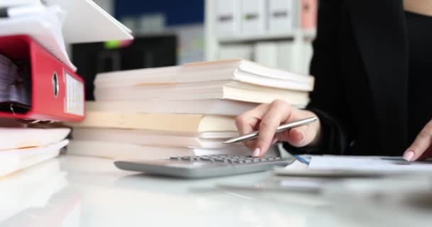 Mujer de negocios trabajando en escritorio usando calculadora analizando contabilidad financiera en oficina — Vídeos de Stock