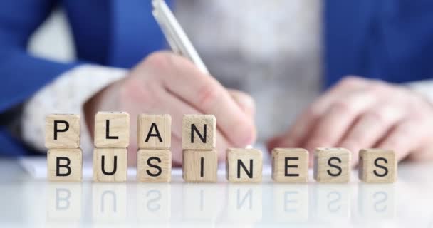 Un homme d'affaires réussit son plan d'affaires en gros plan — Video
