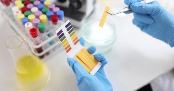 Ph-Forschung im Labor und Chemiker überprüft Petrischale mit Flüssigkeit — Stockvideo
