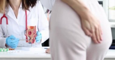 Doktor randevusunda kabızlık ve basur sorunu olan bir kadın.