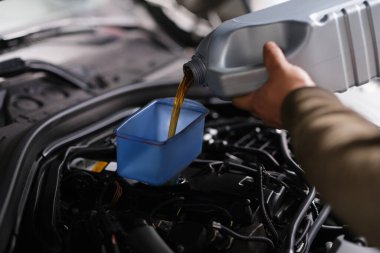 Taze motor yağı motoru ile yakıt dolduruyorum.