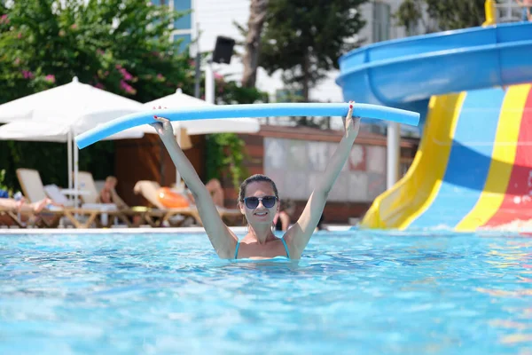 수영장에서 휴식을 취하고 아쿠아 에어로빅을 하는 여성 — 스톡 사진