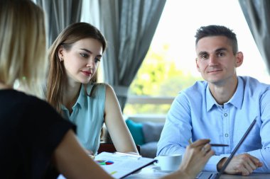 Biz ortaklar kafede toplantının sözleşme şartlarını tartıştılar, iş adamları ilerleme hakkında konuştu