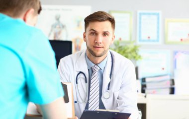 Üniformalı doktor klinikte uzman teşhis uzmanı, steteskop uzmanı.