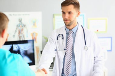 Uzman selamlaşma meslektaşı, dostane el sıkışma hareketi, zeki doktor tıbbi üniforma giyiyor.