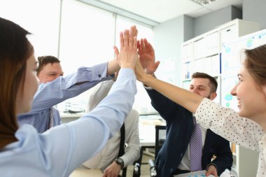 Nükteli meslektaşlar beşlik çakıyor, karlı bir proje başarıyor, şirketlerin geleceğini değiştiriyor.