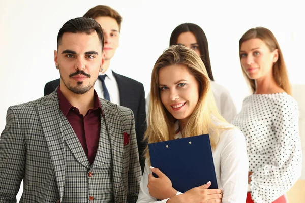 Självsäkra team människor poserar för kollektiv bild, medarbetare ser skarpa ut i kostymer — Stockfoto