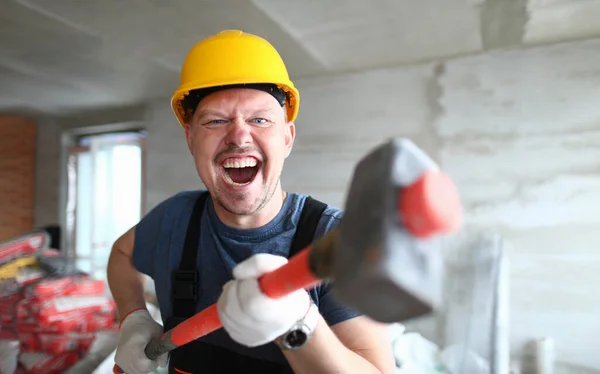 Szczęśliwy mężczyzna podekscytowany do rozpoczęcia budowy, pracownik trzymać młotek, energiczny nastrój — Zdjęcie stockowe