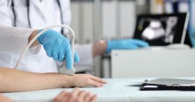 Doktor travmatolog klinikte el ele ultrason yapıyor. 4K film.