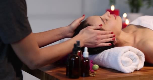 Masseur doing head massage to woman client in beauty salon 4k movie — Vídeos de Stock