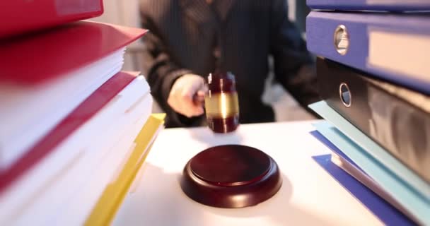 Судья стучит молотком по столу с папками бумаги крупным планом 4k фильма — стоковое видео