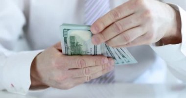 İşadamı $4K yakın çekim filmi sayıyor.