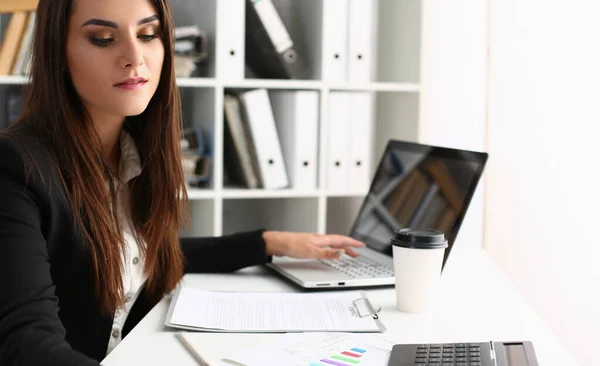 Mujer secretaria en el lugar de trabajo, ocupado con la planificación, dispositivo portátil en el escritorio — Foto de Stock