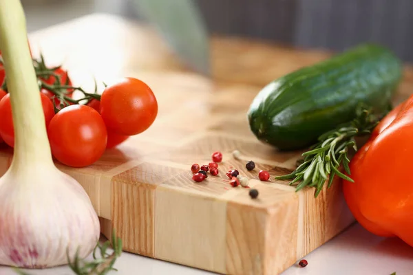 Holzschneidebrett mit geschnittenen Gemüsestücken, frische Zutaten für Salat — Stockfoto