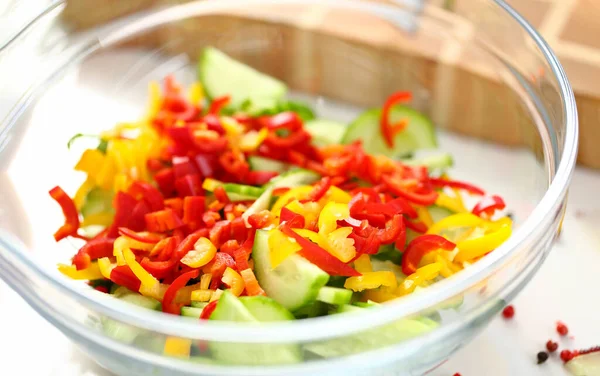 Yumuşak sebzeli, salatalıklı ve biberli lezzetli taze salata.