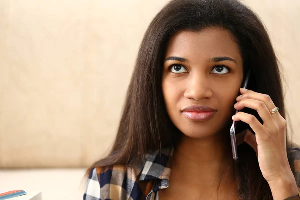 Mulher latina bonita conversando no telefone celular com amigo, afro-americano feminino olhar para o lado — Fotografia de Stock