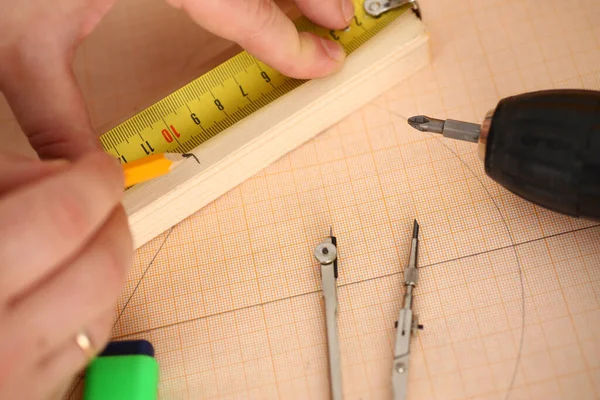 Foreman tracciare la linea sul pezzo di legno, utilizzare nastro di misura e matita — Foto Stock
