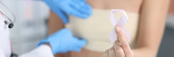 Lékař gynekolog vyšetření pacientky prsa s růžovou páskou detailní up — Stock fotografie
