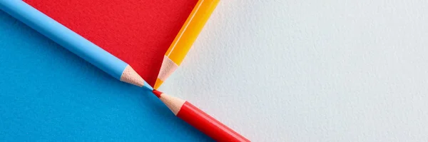 紙の上に横たわる多色の鉛筆の背景クローズアップ — ストック写真