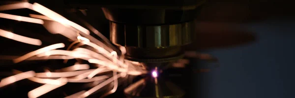 Лазерная машина резки листа металла с искрами размытый фон — стоковое фото