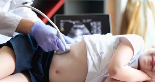 Γιατρός διεξαγωγή υπερηχογράφημα εξέταση των νεφρών στο παιδί στην κλινική closeup 4k ταινία — Αρχείο Βίντεο