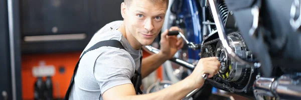 Garajda motosiklet tamir eden bir erkek tamirci. — Stok fotoğraf