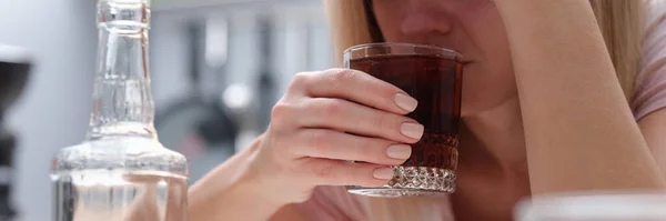 Frau trinkt alkoholisches Getränk zu Hause in der Küche — Stockfoto