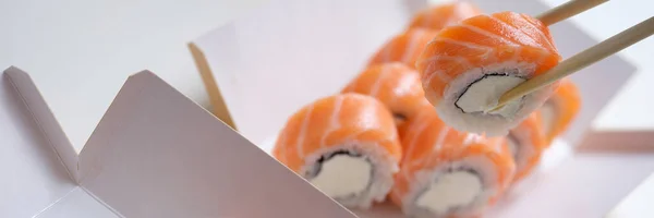 Piękny zestaw świeżego sushi w pudełku, zbliżenie — Zdjęcie stockowe