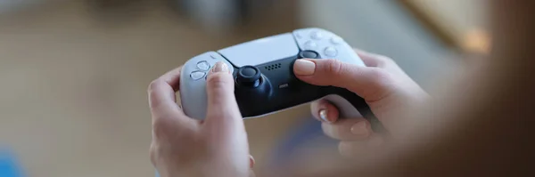 Female hands holding game joystick, close-up — Stock Photo, Image