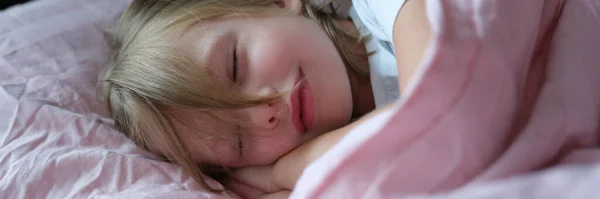 Το κοριτσάκι κοιμάται ήσυχα στο κρεβάτι. — Φωτογραφία Αρχείου
