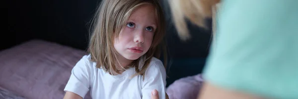 Mamma calma una bambina sul letto, primo piano — Foto Stock