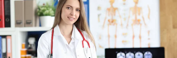 Jovem médico faz anotações em documentos, close-up — Fotografia de Stock