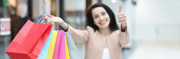 Donna felice nel centro commerciale con pacchetti, primo piano — Foto Stock