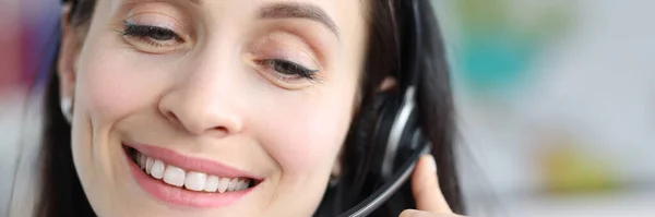 Mulher em fone de ouvido trabalhando em um call center, close-up rosto — Fotografia de Stock