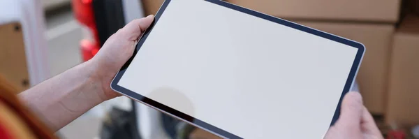 Ręce kuriera trzymają tabletkę z czystym ekranem, mocap — Zdjęcie stockowe
