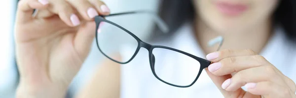 Mulher segurando óculos para visão, close-up — Fotografia de Stock