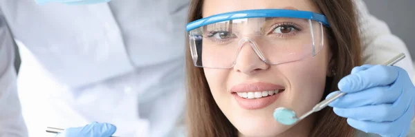 Bella donna all'appuntamento dal dentista, faccia da primo piano — Foto Stock