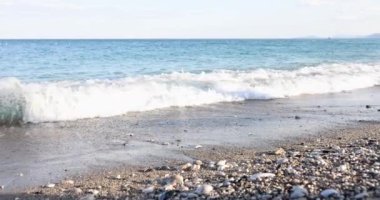 Kum ve kayalık kıyı manzarası