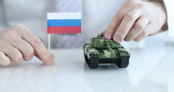 Persoon beweegt tank en Russische vlag closeup — Stockvideo